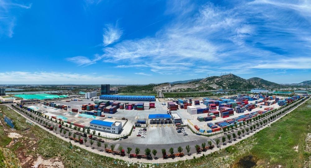 2024年6月26日拍攝的位于江蘇省連云港市連云區(qū)的上合組織（連云港）國際物流園內(nèi)的中國外運(yùn)集裝箱場站（無人機(jī)照片）。上合組織（連云港）國際物流園是連云港建設(shè)“一帶一路”交匯點(diǎn)強(qiáng)支點(diǎn)和上合組織國家出?；氐闹匾脚_載體。新華社記者 季春鵬 攝