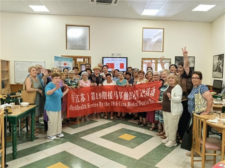 醫(yī)療隊隊員與養(yǎng)老中心參加活動的老人合影。中國（江蘇）第19期援馬耳他醫(yī)療隊供圖