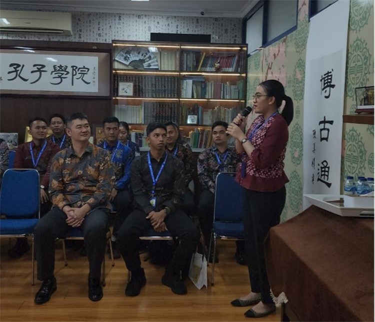 警察學(xué)員用漢語進(jìn)行自我介紹 ?；顒又鬓k方供圖