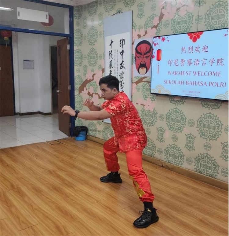 警察學(xué)員表演武術(shù)?；顒又鬓k方供圖