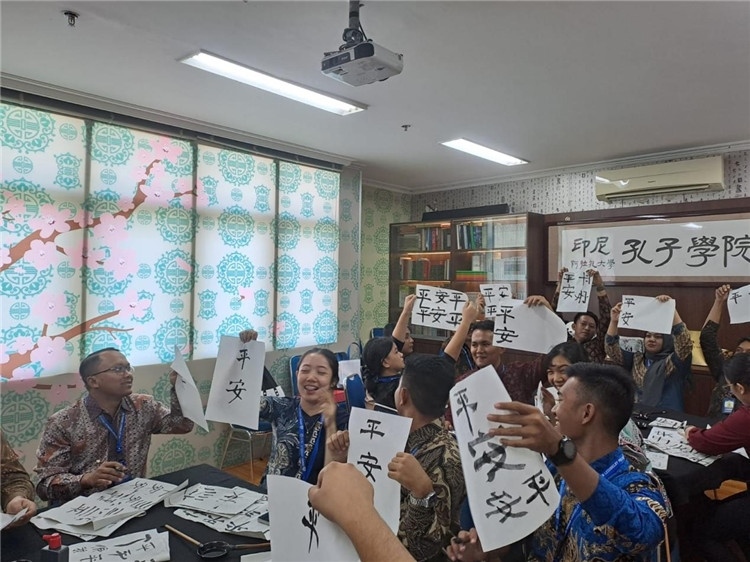 警察學(xué)員們展示書法學(xué)習(xí)成果?；顒又鬓k方供圖