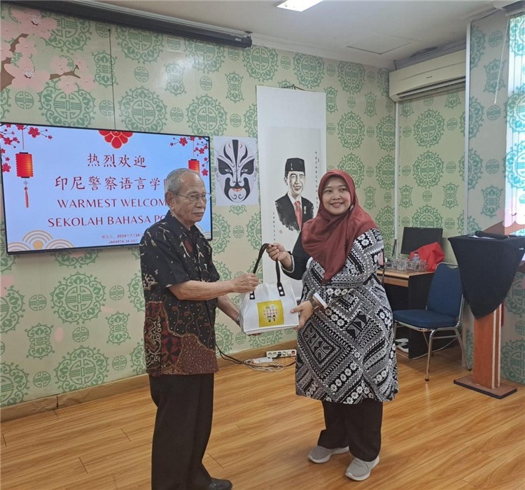 拉哈尤·蘇珊蒂與穆尼交換禮品?；顒又鬓k方供圖