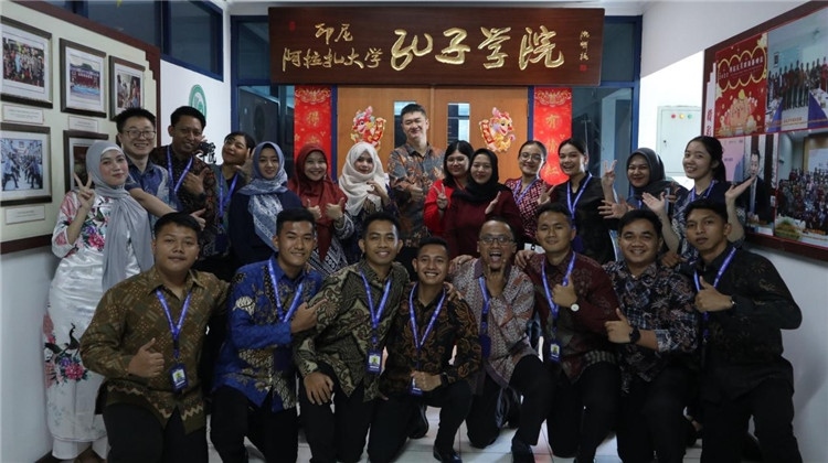 警察 學(xué)員們在孔院門口合影?；顒又鬓k方供圖