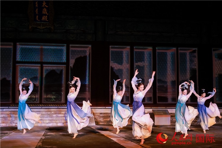 “光影北京——2024世界燈光師大會(huì)”開(kāi)幕式當(dāng)晚的燈光秀表演。人民網(wǎng)記者 趙益普攝