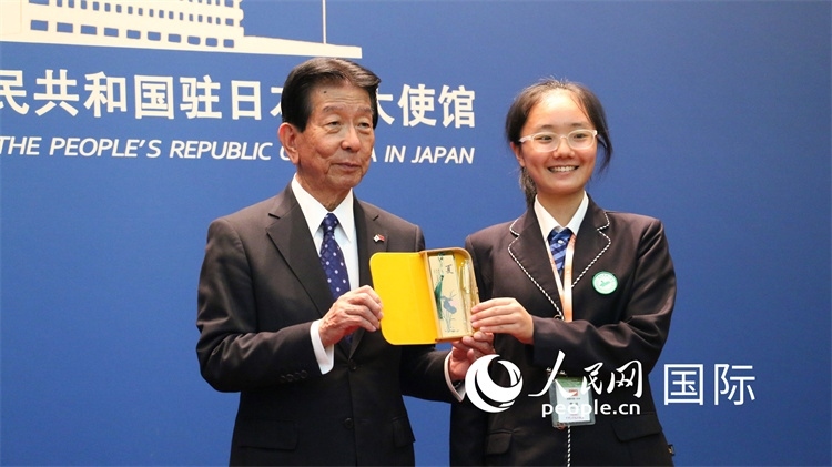 中國小大使向日本永旺1%俱樂部理事長森美樹贈送當?shù)靥厣Y品。人民網(wǎng) 許可攝
