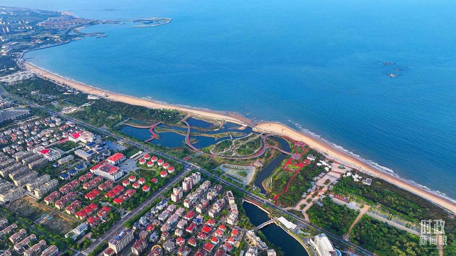 △日照市陽光海岸綠道。近年來，日照市對沿海裸露場地及岸線破損處進(jìn)行生態(tài)修復(fù)，建成約28公里的陽光海岸綠道，為市民和游客提供了運(yùn)動休閑好去處。（總臺央視記者范凱拍攝）