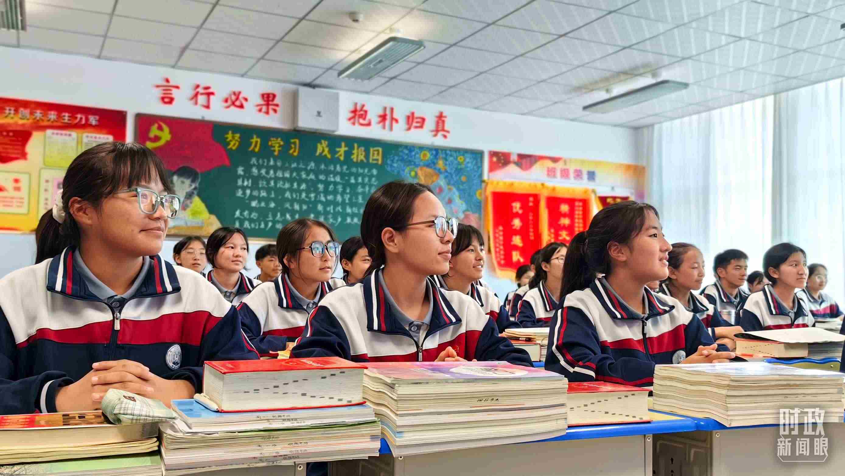 △果洛西寧民族中學(xué)高一（1）班的“新時代、新家鄉(xiāng)”主題思政課。（總臺央視記者段德文拍攝）