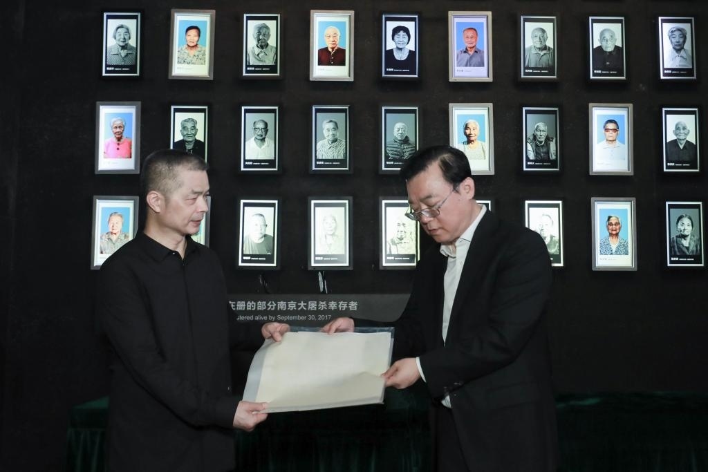 南京大屠殺幸存者高如琴的兒子向軍向侵華日軍南京大屠殺遇難同胞紀念館捐贈高如琴老人相關物品。（侵華日軍南京大屠殺遇難同胞紀念館供圖）
