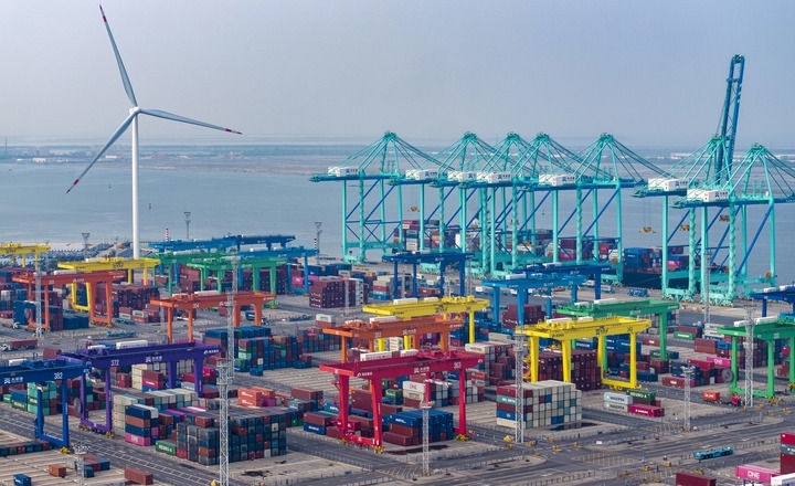 2024年7月3日，一艘集裝箱貨輪停靠在天津港“智慧零碳”碼頭（無(wú)人機(jī)照片）。新華社記者 趙子碩 攝