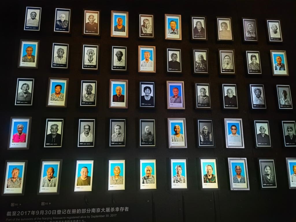 侵華日軍南京大屠殺遇難同胞紀念館內的幸存者照片墻局部。新華社記者邱冰清 攝