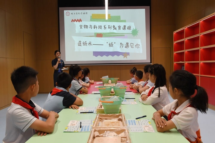 2024年5月18日，小學(xué)生在陜西歷史博物館秦漢館參加“文物與科技”系列教育課程。新華社記者 李一博 攝