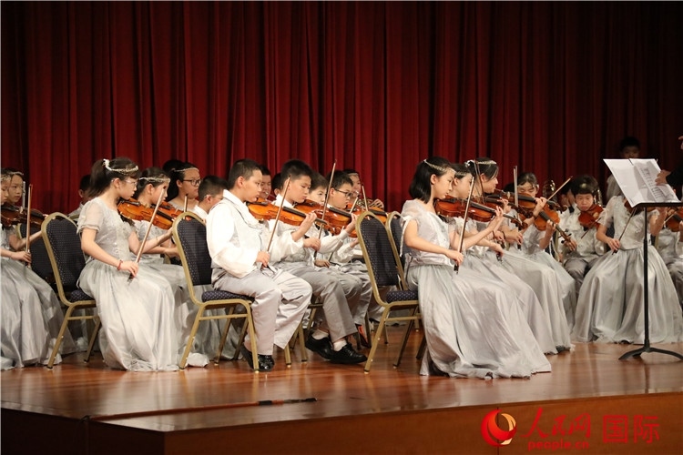 北京市學生金帆藝術(shù)團的學生們演奏音樂。人民網(wǎng)記者 李志偉攝
