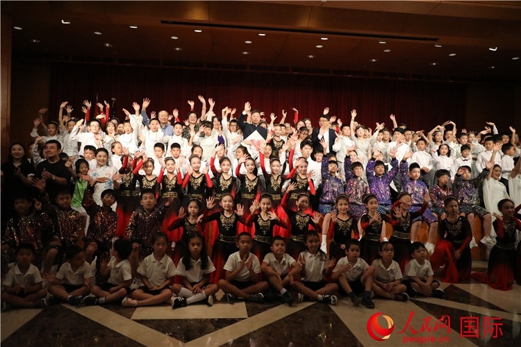 中美青少年藝術(shù)交流匯演活動結(jié)束后，嘉賓們與學生們合影。人民網(wǎng)記者 李志偉攝