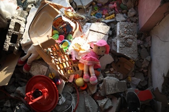 這是7月18日在加沙地帶中部努賽賴特難民營拍攝的遭到以軍襲擊的建筑廢墟。新華社發(fā)（馬爾萬·達烏德攝）