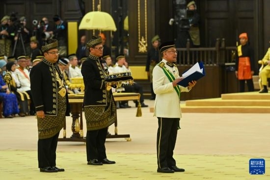  7月20日，馬來(lái)西亞總理安瓦爾（右）在吉隆坡出席最高元首登基儀式。新華社發(fā)（馬來(lái)西亞新聞局供圖）