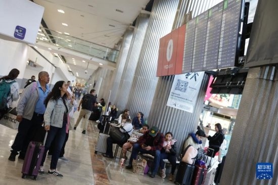 7月19日，在墨西哥首都墨西哥城的貝尼托·華雷斯國(guó)際機(jī)場(chǎng)，許多航班被延誤或取消，大量旅客在機(jī)場(chǎng)等待。新華社發(fā)（弗朗西斯科·卡涅多攝）