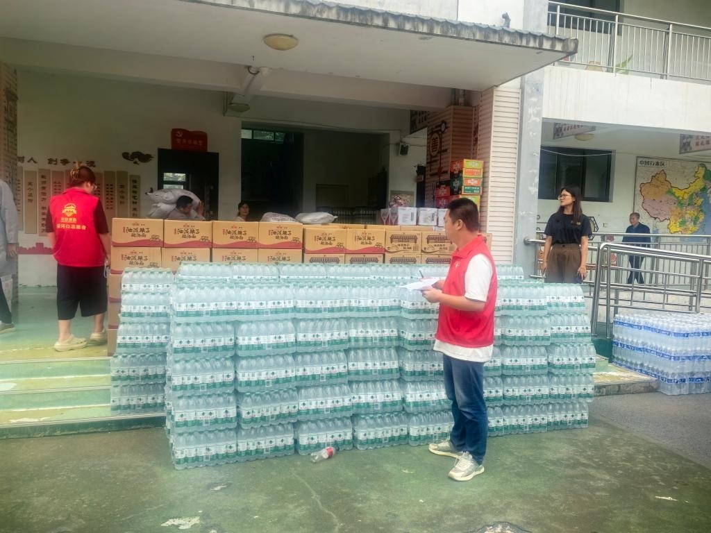 圖為愛心人士向鳳縣河口鎮(zhèn)中心小學(xué)捐贈的物資。新華社記者 劉彤 攝