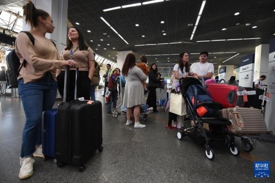 7月19日，受影響航班的旅客在巴西首都巴西利亞機(jī)場(chǎng)等待。新華社發(fā)（盧西奧·塔沃拉 攝）