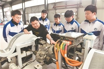 河北省威縣職業(yè)技術(shù)教育中心老師正在為學(xué)生講解電動汽車數(shù)字技術(shù)。新華社記者 朱旭東攝