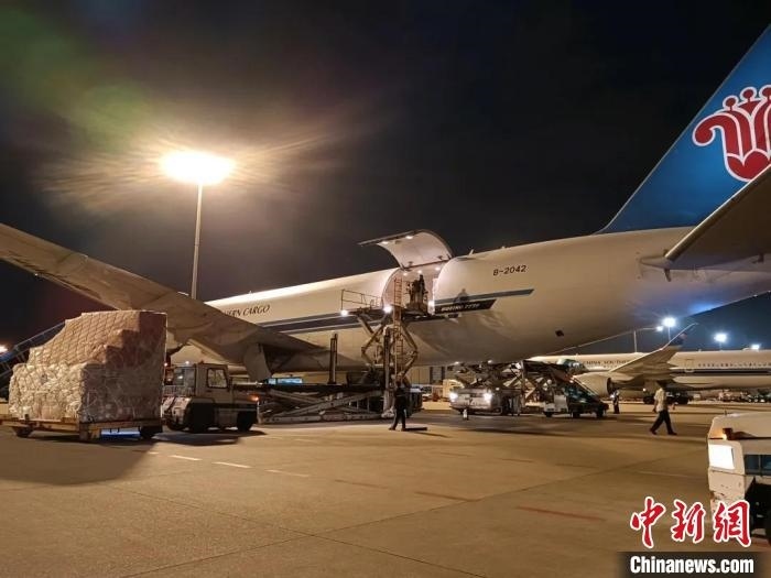 南航物流客機(jī)正裝運(yùn)前往巴黎的跨境電商貨物。南方航空 供圖