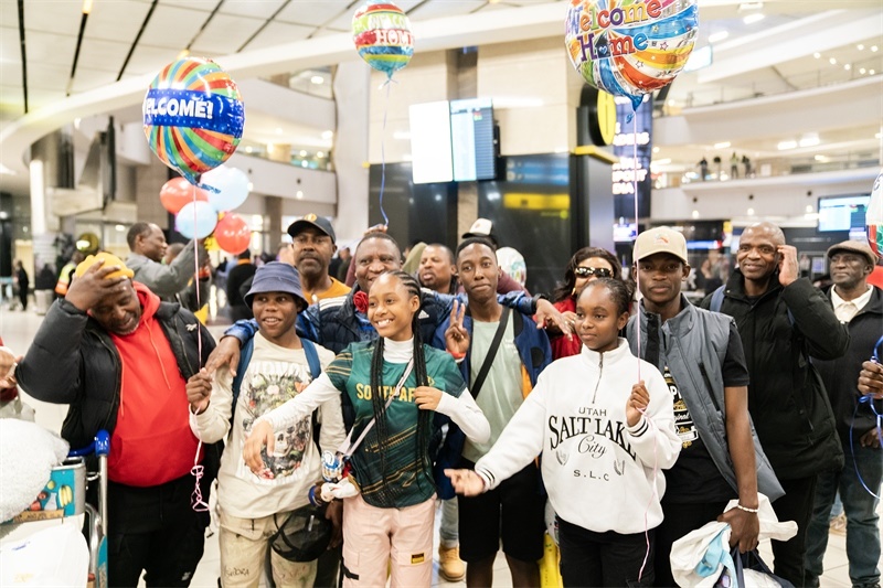 家長們熱情歡迎從中國歸來的學(xué)生。希拉茲·莫林?jǐn)z