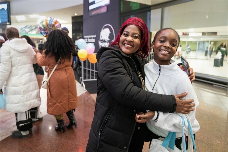 學(xué)生與家長相擁歡慶。希拉茲·莫林?jǐn)z