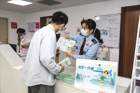 志愿者為葉先生介紹新生兒相關服務。云浮市稅務局供圖