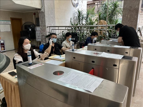 廣州市越秀區(qū)教育局現(xiàn)場審核返區(qū)生辦理材料，采用“提前網上預約、現(xiàn)場分批辦理”的方式進行。廣州市越秀區(qū)教育局供圖