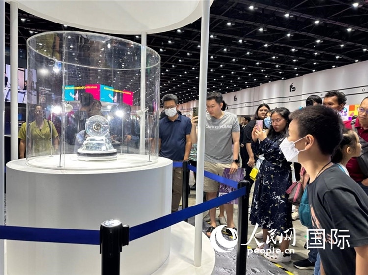 觀眾參觀中國“嫦娥五號”探測器從月球帶回的珍貴樣品。人民網記者簡承淵攝