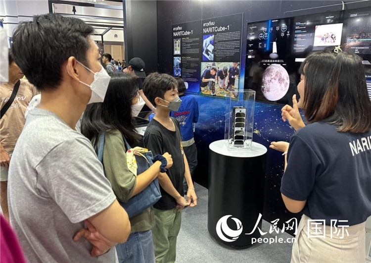 泰國國家天文研究所工作人員向觀眾科普天文知識。人民網記者 簡承淵攝