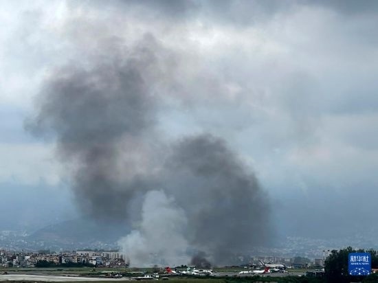 這是7月24日在尼泊爾加德滿都特里布萬機(jī)場(chǎng)拍攝的濃煙。目擊者說，一架飛機(jī)在尼泊爾加德滿都特里布萬機(jī)場(chǎng)墜毀。新華社/美聯(lián)