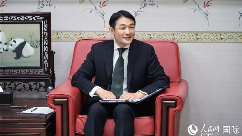 使館發(fā)言人畢海波公參介紹黨的二十屆三中全會情況并回答記者提問。人民網(wǎng) 郭錦標(biāo)攝