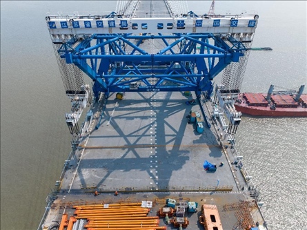 △ 圖為我國自主研發(fā)的世界最大噸位橋面吊機。