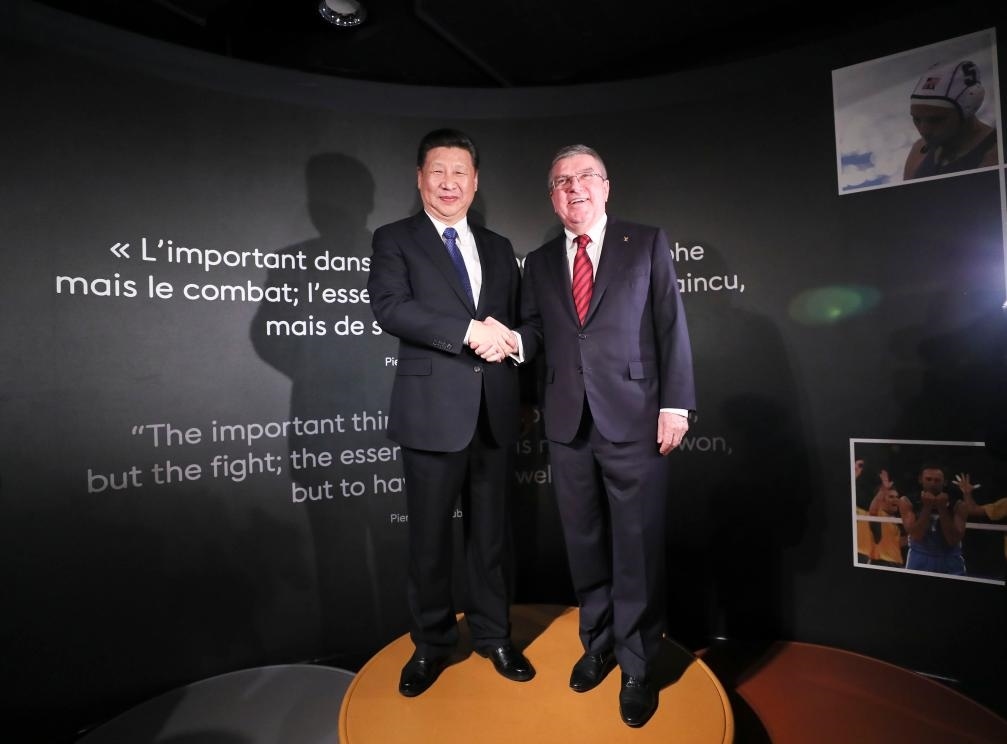 2017年1月18日，國家主席習(xí)近平在瑞士洛桑國際奧林匹克博物館會見國際奧林匹克委員會主席巴赫。這是習(xí)近平和巴赫在奧運(yùn)冠軍領(lǐng)獎臺上合影。新華社記者 蘭紅光 攝