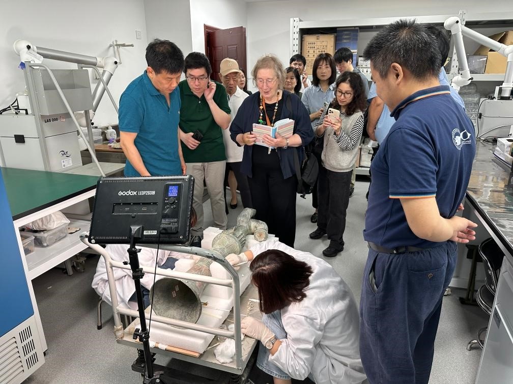 2024年5月28日，英國考古學家、牛津大學教授杰西卡·羅森在文物保護修復實驗室觀摩文物。新華社發(fā)（四川省文物考古研究院供圖）