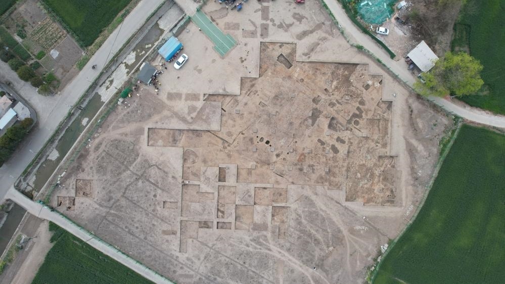 這是2024年3月23日拍攝的四川省廣漢市三星堆遺址發(fā)掘區(qū)（無人機照片）。新華社發(fā)（四川省文物考古研究院供圖）