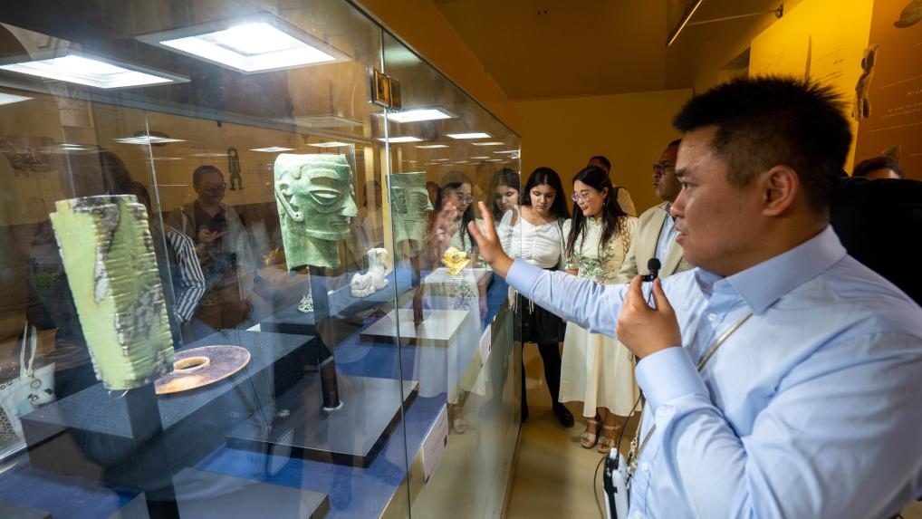 2024年6月14日，冉宏林在埃及開羅舉辦的“三星堆·金沙”主題數(shù)字展上向埃及公眾介紹三星堆文化。新華社發(fā)（四川省文物考古研究院供圖）