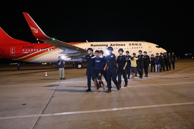 押解現(xiàn)場。公安部供圖