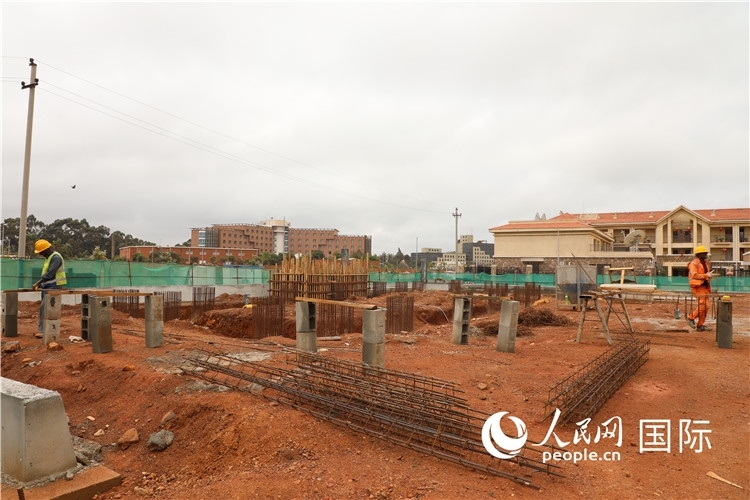 圖為孔子學(xué)院項(xiàng)目施工現(xiàn)場(chǎng)。人民網(wǎng)記者 沈小曉攝。