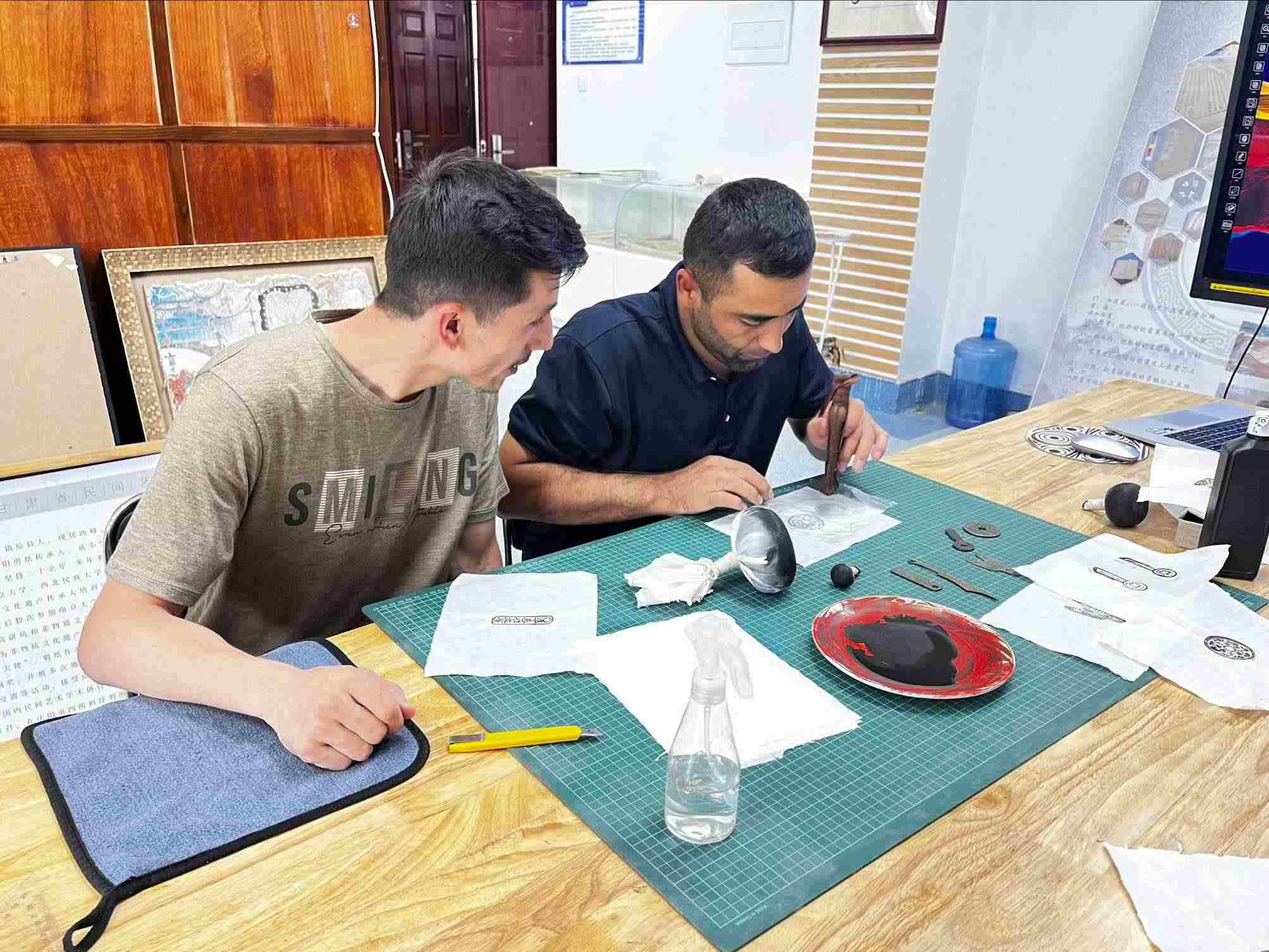 營員們動手體驗“非遺”技藝。校方供圖