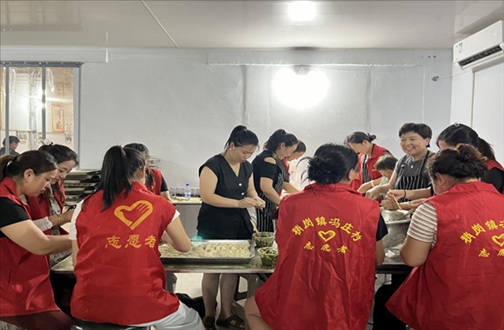 志愿者在以孝治家大食堂工作。（受訪者供圖）