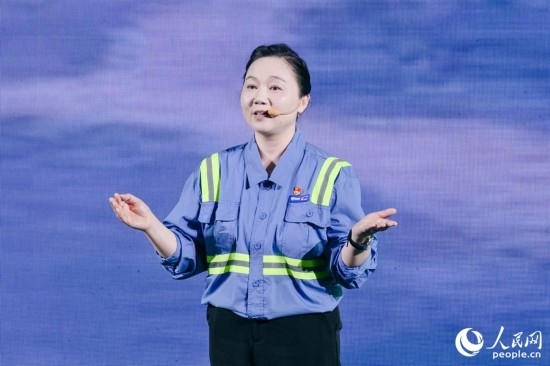 黃英紅講述在互聯(lián)網(wǎng)“種地”的故事。人民網(wǎng)攝