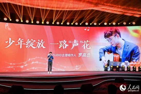 羅高丞在臺(tái)上分享自己的創(chuàng)作心路。人民網(wǎng)攝