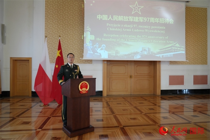 波蘭使館國防武官張寅生大校在招待會上致辭。人民網(wǎng)記者 李增偉攝 