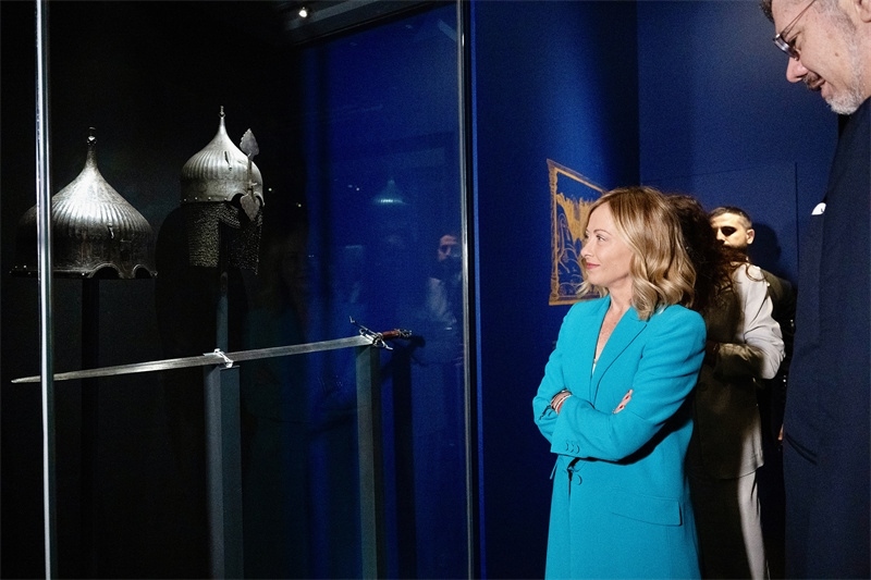 意大利總理梅洛尼參觀展覽“傳奇之旅：馬可·波羅與絲綢之路上的世界”。 (意大利總理府供圖)