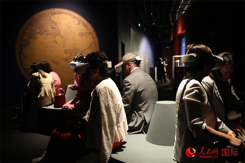 嘉賓在展覽“傳奇之旅：馬可·波羅與絲綢之路上的世界”VR體驗(yàn)區(qū)參觀。人民網(wǎng) 殷韜攝