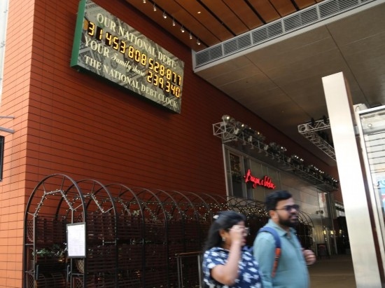 2023年5月29日，人們經(jīng)過美國紐約曼哈頓的“國債鐘”。“國債鐘”是一個大型計數(shù)器，它實時更新美國的公共債務(wù)總額，并顯示出每個美國家庭所要負擔的數(shù)額。 新華社記者劉亞南攝