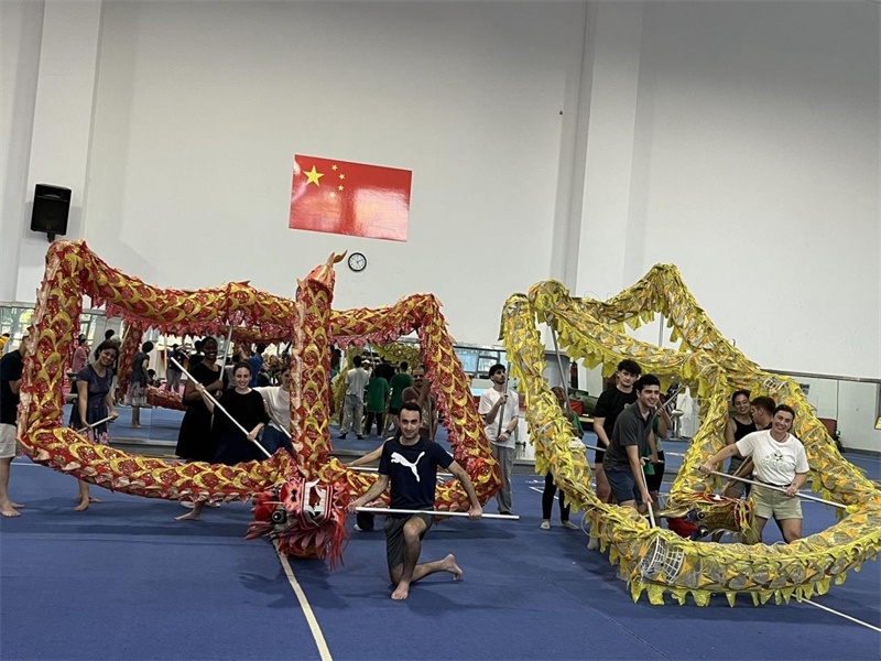 在中國和巴西共迎兩國建交50周年之際，巴西圣保羅州立大學(xué)孔子學(xué)院今年7月成功組織多批、近40名巴西青少年來華進(jìn)行短期訪問交流，圖為訪問團(tuán)成員在中國參加文化體驗活動。 巴西圣保羅州立大學(xué)孔子學(xué)院供圖