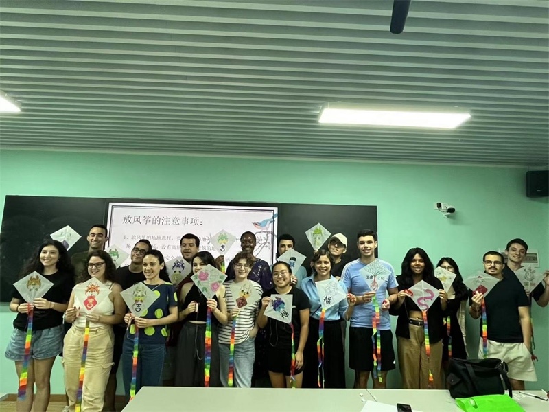 在中國和巴西共迎兩國建交50周年之際，巴西圣保羅州立大學(xué)孔子學(xué)院今年7月成功組織多批、近40名巴西青少年來華進(jìn)行短期訪問交流，圖為訪問團(tuán)成員參加文化體驗活動。 巴西圣保羅州立大學(xué)孔子學(xué)院供圖