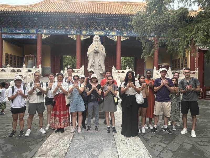 在中國和巴西共迎兩國建交50周年之際，巴西圣保羅州立大學(xué)孔子學(xué)院今年7月成功組織多批、近40名巴西青少年來華進(jìn)行短期訪問交流，圖為訪問團(tuán)成員參加文化體驗活動。 巴西圣保羅州立大學(xué)孔子學(xué)院供圖